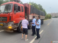 路警聯(lián)動(dòng)嚴(yán)查超限，G107線違法車輛落網(wǎng)